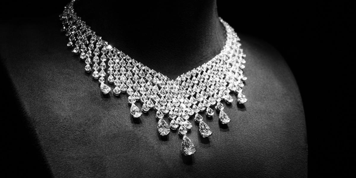 Necklace made of white gold with diamonds on a stand.